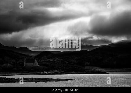 Dramatische Regenwolken über eine Kirche am Ufer des Loch Gairloch in den schottischen Highlands, Schottland. Stockfoto