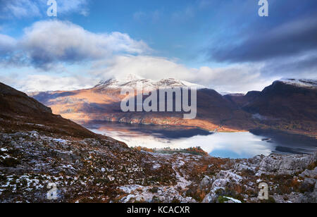 Die Gipfel von Slioch und Beinn a Mhuinidh über Loch Maree in den schottischen Highlands, Schottland, Großbritannien. Stockfoto