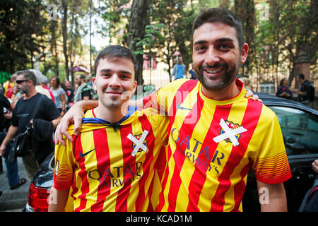 Barcelona, Espana. Okt, 2017 03. zwei Fans des FC Barcelona gegen den Verein für das Spielen des Spiels am 1. Oktober gegen Las Palmas während der Demonstration vor der Ramon Llull Schule, wo dort waren die Gebühren, die während des Referendums, während des Generalstreiks in Katalonien aus Protest gegen das, was während der Volksabstimmung im Oktober 1, in Barcelona passiert ist, am Oktober 03, 2017. Foto: Joan Valls/Urbanandsport/Gtresonline Credit: Gtres Información más Comuniación auf Linie, S.L./Alamy leben Nachrichten Stockfoto