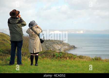 Isle of Portland, Großbritannien. 3. Okt 2017. UK Wetter. Ein paar Blicken von Portland Bill auf der sonnigen Jurassic clliffs, nach schweren nächtlichen Regen Credit: stuart Hartmut Ost/Alamy leben Nachrichten Stockfoto