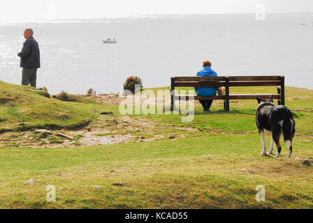 Isle of Portland, Großbritannien. 3. Okt 2017. UK Wetter. Die Sonne schimmerte auf dem Meer an der Portland Bill wie Menschen ihre Hunde ging, nach schweren nächtlichen Regen Credit: stuart Hartmut Ost/Alamy leben Nachrichten Stockfoto