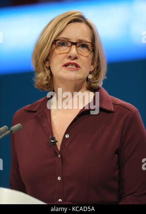 Manchester, Großbritannien. 3. Oktober, 2017. Amber Rudd Mp Home Secretary Parteitag der Konservativen Partei 2017 Manchester Central, Manchester, England, 03. Oktober 2017 befasst sich mit der konservativen Partei Konferenz 2017 in Manchester Central, Manchester, England Credit: Allstar Bildarchiv/Alamy leben Nachrichten Stockfoto