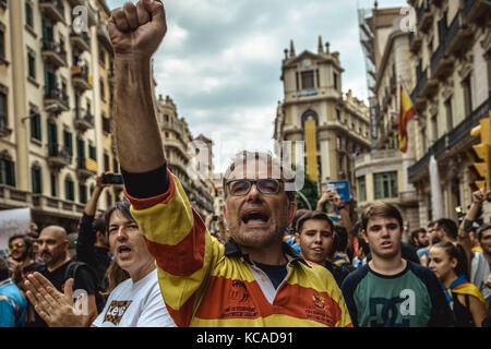 Barcelona, Spanien. 3. Oktober, 2017: Tausende von katalanischen Unabhängigkeit Aktivisten shout Slogans wie Sie marschieren durch Barcelona während eines Generalstreiks in der Verteidigung der Rechte und Freiheiten nach der Gewalt der Polizei während der Secession Referendum am 1. Oktober. Spaniens Regierung bestreitet, dass es eine Volksabstimmung gewesen und nicht das Ergebnis als die Katalanische referendum Gesetz akzeptieren, die von der Spanischen Verfassung courtCatalan pro ausgesetzt worden war - Unabhängigkeit Aktivisten Slogans während eines Generalstreiks in der Verteidigung der Rechte und Freiheiten nach Polizei Gewalt schreien während der Secession Referendum Stockfoto