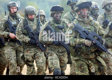 Slunj, Kroatien. 3. Okt 2017. Kroatische Soldaten beteiligen sich an der militärischen Übung 'Udar 17' in der Eugen Kvaternik Truppenübungsplatz in der Nähe von Slunj, Kroatien, am Okt. 3, 2017. Insgesamt 1030 Soldaten, die an der Übung teilgenommen haben Fähigkeiten von Manövrieren und Fire Support zu demonstrieren. Quelle: Kristina Stedul Fabac/Xinhua/Alamy leben Nachrichten Stockfoto