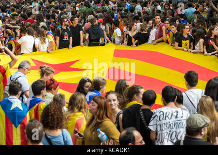 Barcelona, Spanien. 3. Okt 2017. Verfechter der katalanischen Unabhängigkeit eine Estelada Flagge während einer Demonstration in Barcelona, Spanien, 3. Oktober 2017. Gewerkschaften und andere Organisationen aufgerufen, einen Generalstreik in Katalonien für Dienstag im Protest gegen das Vorgehen der Polizei auf dem unabhängigkeitsreferendum am Sonntag. Credit: Nicolas Carvalho Ochoa/dpa/Alamy leben Nachrichten Stockfoto