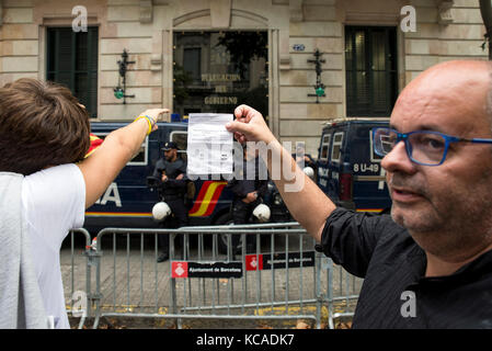 Barcelona, Spanien. 3. Okt 2017. Verfechter der katalanischen Unabhängigkeit außerhalb eines spanischen Regierung Gebäude in Barcelona, Spanien, 3. Oktober 2017 protestieren. Gewerkschaften und andere Organisationen aufgerufen, einen Generalstreik in Katalonien für Dienstag im Protest gegen das Vorgehen der Polizei auf dem unabhängigkeitsreferendum am Sonntag. Credit: Nicolas Carvalho Ochoa/dpa/Alamy leben Nachrichten Stockfoto