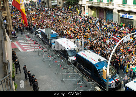 Barcelona, Spanien. 3. Okt 2017. Verfechter der katalanischen Unabhängigkeit außerhalb der Guardia Civil Police Headquarters auf der Via Laietana Straße in Barcelona, Spanien, 3. Oktober 2017 protestieren. Gewerkschaften und andere Organisationen aufgerufen, einen Generalstreik in Katalonien für Dienstag im Protest gegen das Vorgehen der Polizei auf dem unabhängigkeitsreferendum am Sonntag. Credit: Nicolas Carvalho Ochoa/dpa/Alamy leben Nachrichten Stockfoto