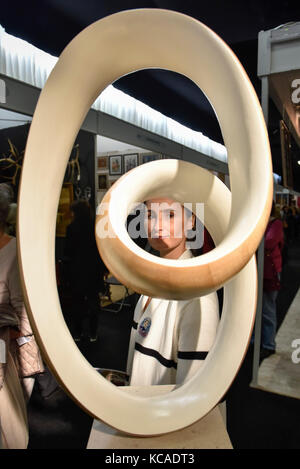 London, Großbritannien. 3. Okt 2017. Ein Besucher "Weiße Ravel in H, VII", 2016, eine Skulptur von Richard Fuchs am Dekorative Antiquitäten & Textilien Fair statt, bei Evolution in Battersea Park, 3-8 Oktober 2017 läuft und verfügt über mehr als 160 Aussteller. Credit: Stephen Chung/Alamy leben Nachrichten Stockfoto
