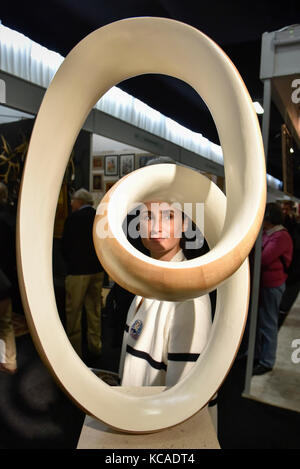 London, Großbritannien. 3. Okt 2017. Ein Besucher "Weiße Ravel in H, VII", 2016, eine Skulptur von Richard Fuchs am Dekorative Antiquitäten & Textilien Fair statt, bei Evolution in Battersea Park, 3-8 Oktober 2017 läuft und verfügt über mehr als 160 Aussteller. Credit: Stephen Chung/Alamy leben Nachrichten Stockfoto