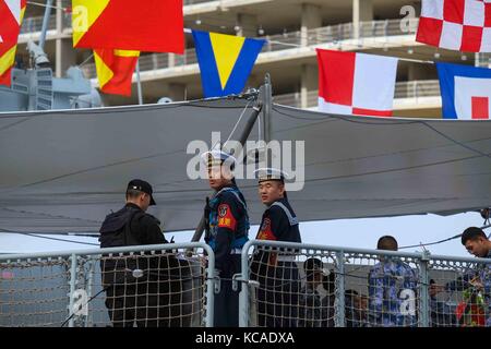 London, Großbritannien. 3. Okt 2017. Zwei chinesische Marine Schiffe Huanggang (577) und (588) Yangzhou in West India Docks am 3. Oktober 2017. Die beiden neuen Fregatten sind Teil der East China Sea Flotte und auf den Typ 054 eine Rakete Fregatte Familie gehören entwickelt und von China gebaut. Der Typ 054 eine Fregatte können Schiffe und u-Boote mit weiträumigen Überwachung und die Verteidigungsfähigkeit zu Angriff sein. Credit: Claire Doherty/Alamy leben Nachrichten Stockfoto