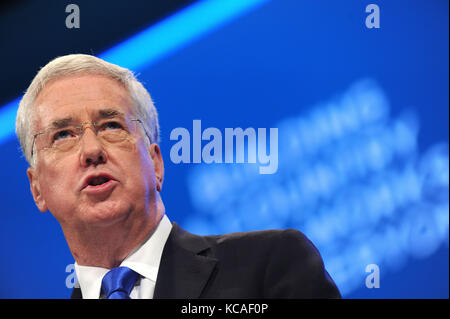 Manchester, Großbritannien. 3. Okt 2017. Michael Fallon, Staatssekretär für Verteidigung, liefert seine Rede auf der Konferenz am Nachmittag des dritten Tages der Konservativen Partei Konferenz an der Manchester Central Convention Complex. Diese Konferenz folgt den allgemeinen Wahlen vom Juni 2017, in dem die konservative Partei ihre parlamentarische Mehrheit in einer hing das Parlament dadurch verloren. Credit: Kevin Hayes/Alamy leben Nachrichten Stockfoto