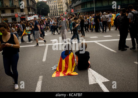 Barcelona, Spanien. 03 Okt, 2017. Ein Mädchen verpackt mit einem estelada Flagge auf dem Boden der Straßen von Barcelona befindet. Ein Generalstreik geht über katalanischen Gebiet gegen die Brutalität der Polizei, während ein Referendum über die Sezession der Region aus Spanien, die in der Nähe von neun hundert der verletzten linken Protest. Credit: Jordi Boixareu/Alamy leben Nachrichten Stockfoto