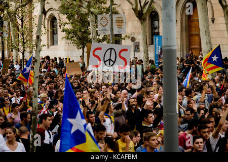 Barcelona, Spanien. 03 Okt, 2017. Demonstranten nehmen an einem Protest gegen die spanische Polizei Brutalität in Barcelona. Ein Generalstreik geht über katalanischen Gebiet gegen die Brutalität der Polizei, während ein Referendum über die Sezession der Region aus Spanien, die in der Nähe von neun hundert der verletzten linken Protest. Credit: Jordi Boixareu/Alamy leben Nachrichten Stockfoto