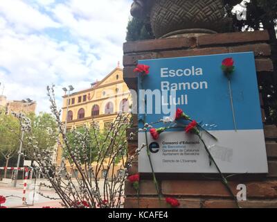 Barcelona, Spanien. 3. Okt 2017. Nelken auf dem Tor des Ramon Llull Schule in Barcelona, Spanien, 3. Oktober 2017. Es war ein Wahllokal an der Schule, wo die Guardia Civil Offiziere mit Zivilisten zusammengestoßen. Credit: Alvise Armellini/dpa/Alamy leben Nachrichten Stockfoto