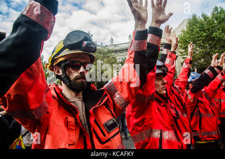 Barcelona, Spanien. 3. Okt 2017. Feuerwehrleute heben die Hand während des Protestes. Hunderte Feuerwehrmänner haben zum Hauptquartier der Regierungsdelegation in Barcelona verwiesen worden, ihre Ablehnung der Repression in den letzten Referendum am 1. Tag litt - O zu zeigen Stockfoto