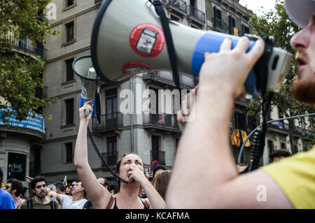 Barcelona, Spanien. 3. Okt 2017. Die protestierenden riefen Slogans mit Lautsprechern. Hunderte Feuerwehrmänner haben zum Hauptquartier der Regierungsdelegation in Barcelona verwiesen worden, ihre Ablehnung der Repression in den letzten Referendum am 1. Tag litt - O zu zeigen Stockfoto