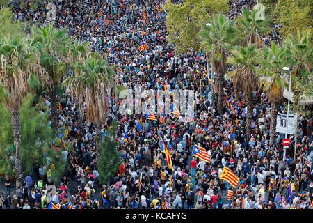 Barcelona, Spanien. 03 Okt, 2017. Generalstreik in Katalonien aus Protest gegen das, was während der Volksabstimmung im Oktober 1, in Barcelona passiert ist, am Oktober 03, 2017. Credit: Gtres Información más Comuniación auf Linie, S.L./Alamy leben Nachrichten Stockfoto