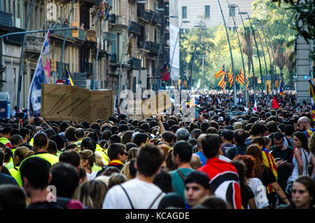 Barcelona, Spanien. 03 Okt, 2017. Eine Masse ist Versammlung an der Universität Platz während eines Protestes. Tausende von Menschen in den Straßen von Barcelona. Sie protestieren gegen die spanische Polizei gewalttätig während des Referendums. Credit: SOPA Images Limited/Alamy leben Nachrichten Stockfoto