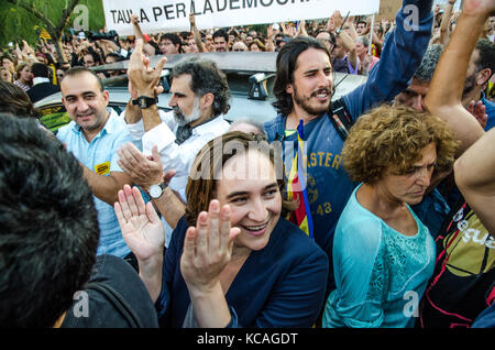 Barcelona, Spanien. 03 Okt, 2017. Der Bürgermeister von Barcelona Ada Colau applaudiert am Ende der Veranstaltung. Tausende von Menschen in den Straßen von Barcelona. Sie protestieren gegen die spanische Polizei gewalttätig während des Referendums. Credit: SOPA Images Limited/Alamy leben Nachrichten Stockfoto