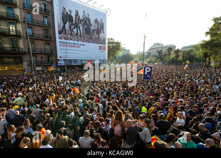 Barcelona, Spanien. 3. Okt 2017. Demonstranten auf den Straßen während eines Generalstreiks in Barcelona, Spanien, 3. Oktober 2017. Mehrere hundert tausend Menschen protestierten gegen Polizeigewalt und für die Unabhängigkeit in Katalonien. Es hat auch einen Generalstreik in Katalonien. Credit: Nicolas Carvalho Ochoa/dpa/Alamy leben Nachrichten Stockfoto