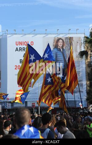 3. Oktober 2017 Demonstrationen in Barcelona gegen Polizeigewalt beim Referendum vom 1. Oktober Stockfoto