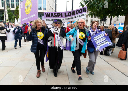 Manchester, Großbritannien. 3. Oktober, 2017. WASPI (Frauen gegen staatliche Rente Ungleichheit) Mitkämpfer, viele der in der Viktorianischen Suffragette Kostüme, Schwarm in Manchester aus ganz Großbritannien am dritten Tag der Tory-partei Konferenz zu protestieren. WASPI ist 150 Gruppe starke & hat 76.000 Unterstützer. Friedens-, anti-Sparpolitik, Anti-Kriegs-Proteste, einschließlich Kundgebungen, Versammlungen, Comedy, Musik & Kultur, die während der vier Tage nach dem Parteitag der Konservativen in Manchester, UK. 1. - 4. Oktober 2017. Credit: Graham M. Lawrence/Alamy leben Nachrichten Stockfoto