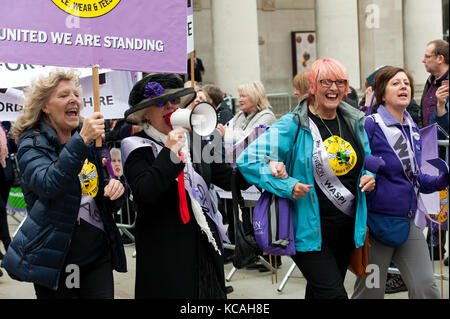 Manchester, Großbritannien. 3. Oktober, 2017. WASPI (Frauen gegen staatliche Rente Ungleichheit) Mitkämpfer, viele der in der Viktorianischen Suffragette Kostüme, Schwarm in Manchester aus ganz Großbritannien am dritten Tag der Tory-partei Konferenz zu protestieren. WASPI ist 150 Gruppe starke & hat 76.000 Unterstützer. Friedens-, anti-Sparpolitik, Anti-Kriegs-Proteste, einschließlich Kundgebungen, Versammlungen, Comedy, Musik & Kultur, die während der vier Tage nach dem Parteitag der Konservativen in Manchester, UK. 1. - 4. Oktober 2017. Credit: Graham M. Lawrence/Alamy leben Nachrichten Stockfoto