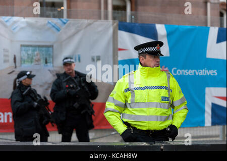 Manchester, Großbritannien. 3. Okt 2017. Polizei halten rund um die Uhr Mahnwache rund um die Konferenz am dritten Tag der Tory Tagungsort. Friedens-, anti-Sparpolitik, Anti-Kriegs-Proteste, einschließlich Kundgebungen, Versammlungen, Comedy, Musik & Kultur, die während der vier Tage nach dem Parteitag der Konservativen in Manchester, UK. 1. - 4. Oktober 2017. Credit: Graham M. Lawrence/Alamy leben Nachrichten Stockfoto