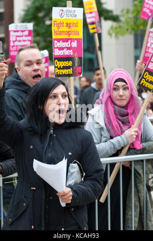 Manchester, Großbritannien. 3. Okt 2017. Anti-Racist Proteste in St. Peter's Square in der Nähe der Tory Veranstaltungsort am dritten Tag der Tory Konferenz. Friedens-, anti-Sparpolitik, Anti-Kriegs-Proteste, einschließlich Kundgebungen, Versammlungen, Comedy, Musik & Kultur, die während der vier Tage nach dem Parteitag der Konservativen in Manchester, UK. 1. - 4. Oktober 2017. Credit: Graham M. Lawrence/Alamy leben Nachrichten Stockfoto