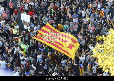 Barcelona, Spanien. 03 Okt, 2017. Die Demonstranten werfen ihre Waffen außerhalb der spanischen Regierung Delegation während eines eintägigen Streik in Barcelona, Spanien, Dienstag, Oktober 3, 2017. Gewerkschaften und Basisorganisationen pro-unabhängigkeit Gruppen drängen Arbeitnehmer teilweise oder ganztägige Streiks in ganz Katalonien angebliche Brutalität der Polizei, während ein Referendum über die Sezession der Region aus Spanien, dass Hunderte von Verletzten Protest zu halten. Credit: Gtres Información más Comuniación auf Linie, S.L./Alamy leben Nachrichten Stockfoto