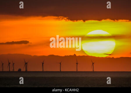 Eastbourne, East Sussex, Großbritannien. Okt. 2017. Wetter in Großbritannien. Sonnenuntergang über dem Campion Offshore Windpark im Ärmelkanal vom Beachy Head-Gebiet auf den South Downs aus gesehen. Stockfoto