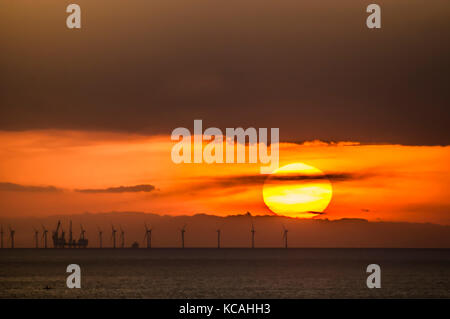 Eastbourne, East Sussex, Großbritannien. Okt. 2017. Wetter in Großbritannien. Sonnenuntergang über dem Campion Offshore Windpark im Ärmelkanal vom Beachy Head-Gebiet auf den South Downs aus gesehen. Stockfoto