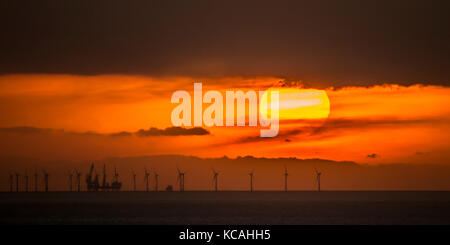 Eastbourne, East Sussex, Großbritannien. Okt. 2017. Wetter in Großbritannien. Sonnenuntergang über dem Campion Offshore Windpark im Ärmelkanal vom Beachy Head-Gebiet auf den South Downs aus gesehen. Stockfoto