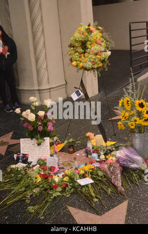 HOLLYWOOD, CA - 3. Oktober: Blumen auf Tom Pettys Stern auf dem Hollywood Walk of Fame - eine Zeremonie, die geplant war am Tag vor bis Verwirrung über die Weitergabe von Petty es verzögert. Pettys Star ist neben den Stern von Johnny Depp, der in der Musik video's Petty für "in der großen Weite" - Hollywood, California am 3. Oktober 2017. Quelle: David Edwards/MediaPunch Stockfoto