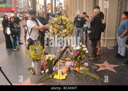 HOLLYWOOD, CA - 3. Oktober: Blumen auf Tom Pettys Stern auf dem Hollywood Walk of Fame - eine Zeremonie, die geplant war am Tag vor bis Verwirrung über die Weitergabe von Petty es verzögert. Pettys Star ist neben den Stern von Johnny Depp, der in der Musik video's Petty für "in der großen Weite" - Hollywood, California am 3. Oktober 2017. Quelle: David Edwards/MediaPunch Stockfoto