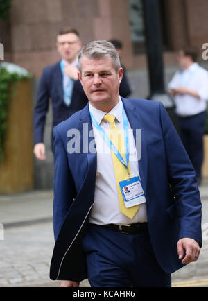 Manchester, Großbritannien. 03 Okt, 2017. Einen Delegierten auf dem Parteitag der Konservativen Partei, Manchester, 3. Oktober 2017 (C) Barbara Cook/Alamy Live News Credit: Barbara Koch/Alamy leben Nachrichten Stockfoto