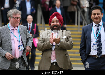 Manchester, Großbritannien. 03 Okt, 2017. Die Delegierten auf dem Parteitag der Konservativen Partei, Manchester, 3. Oktober 2017 (C) Barbara Cook/Alamy Live News Credit: Barbara Koch/Alamy leben Nachrichten Stockfoto