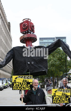 Manchester, Großbritannien. 3. Oktober, 2017. Anti Fracking Aktivisten vor dem Parteitag der Konservativen Partei, Manchester, 3. Oktober 2017 (C) Barbara Cook/Alamy Live News Credit: Barbara Koch/Alamy leben Nachrichten Stockfoto