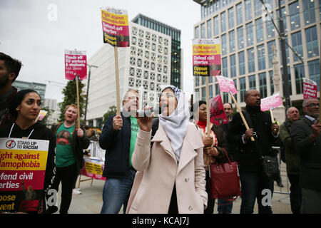 Manchester, Großbritannien. 3. Oktober, 2017. Stand bis zu Rassismus Aktivisten vor dem Parteitag der Konservativen Partei, Manchester, 3. Oktober 2017 (C) Barbara Cook/Alamy Live News Credit: Barbara Koch/Alamy leben Nachrichten Stockfoto