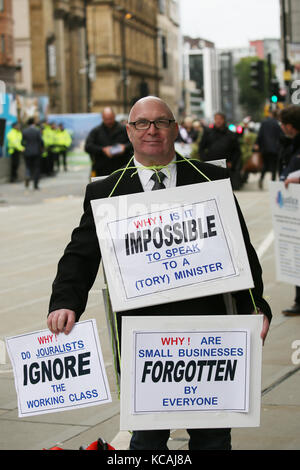 Manchester, Großbritannien. 3. Oktober, 2017. Eine Demonstrantin mit Plakaten hängend vor dem Parteitag der Konservativen Partei, Manchester, 3. Oktober 2017 (C) Barbara Cook/Alamy Live News Credit: Barbara Koch/Alamy leben Nachrichten Stockfoto