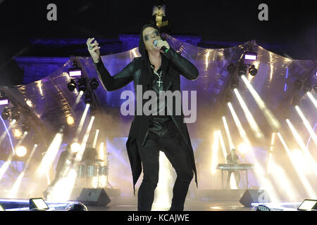 Die dunklen Tenor bei "Pop meets Classic" zum 27. Tag der deutschen Einheit auf der Fanmeile am Brandenburger Tor in Berlin am 01.10.2017 Stockfoto