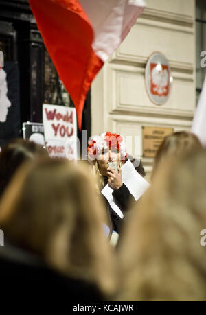 London, Großbritannien. Oktober 2017. Solidarität mit Frauen in Polen beim "Nationalen Frauenstreik" Protest gegen die Botschaft der Republik Polen in London. Quelle: Marcin Libera/Alamy Live News Stockfoto