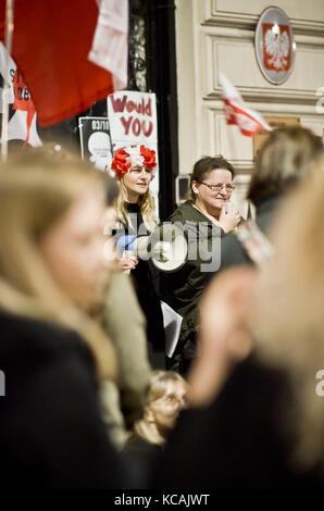 London, Großbritannien. Oktober 2017. Solidarität mit Frauen in Polen beim "Nationalen Frauenstreik" Protest gegen die Botschaft der Republik Polen in London. Quelle: Marcin Libera/Alamy Live News Stockfoto