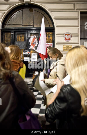 London, Großbritannien. Oktober 2017. Solidarität mit Frauen in Polen beim "Nationalen Frauenstreik" Protest gegen die Botschaft der Republik Polen in London. Quelle: Marcin Libera/Alamy Live News Stockfoto