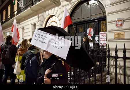 London, Großbritannien. Oktober 2017. Solidarität mit Frauen in Polen beim "Nationalen Frauenstreik" Protest gegen die Botschaft der Republik Polen in London. Quelle: Marcin Libera/Alamy Live News Stockfoto