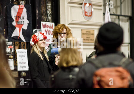 London, Großbritannien. Oktober 2017. Solidarität mit Frauen in Polen beim "Nationalen Frauenstreik" Protest gegen die Botschaft der Republik Polen in London. Quelle: Marcin Libera/Alamy Live News Stockfoto