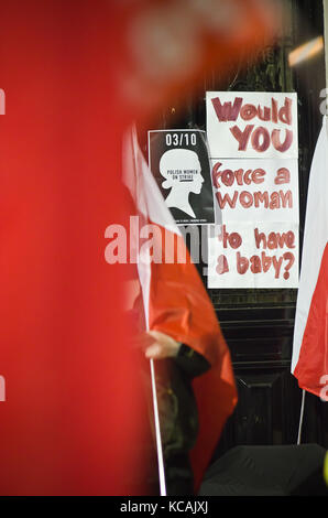 London, Großbritannien. Oktober 2017. Solidarität mit Frauen in Polen beim "Nationalen Frauenstreik" Protest gegen die Botschaft der Republik Polen in London. Quelle: Marcin Libera/Alamy Live News Stockfoto