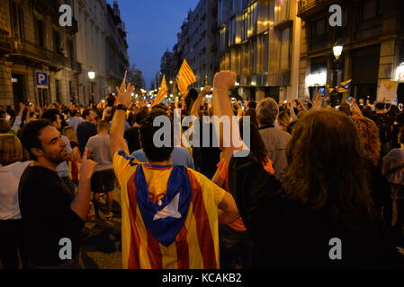 Barcelona, Spanien. 3. Oktober. die Demonstranten protestieren gegen die spanische Regierung und das Verhalten der Polizei während der katalanischen Referendums, am 1. Oktober, während des Generalstreiks, die weit gefolgt wurde. Credit: laia Ros padulles/alamy leben Nachrichten Stockfoto