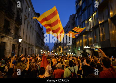 Barcelona, Spanien. 3. Oktober. die Demonstranten protestieren gegen die spanische Regierung und das Verhalten der Polizei während der katalanischen Referendums, am 1. Oktober, während des Generalstreiks, die weit gefolgt wurde. Credit: laia Ros padulles/alamy leben Nachrichten Stockfoto