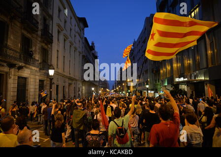 Barcelona, Spanien. 3. Oktober. die Demonstranten protestieren gegen die spanische Regierung und das Verhalten der Polizei während der katalanischen Referendums, am 1. Oktober, während des Generalstreiks, die weit gefolgt wurde. Credit: laia Ros padulles/alamy leben Nachrichten Stockfoto